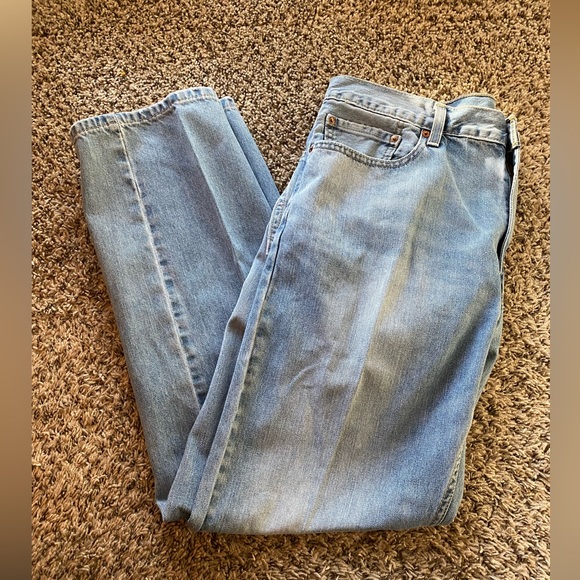 Men’s Light Wash LEVIs Jeans - Size 38x32 - Picture 2 of 7